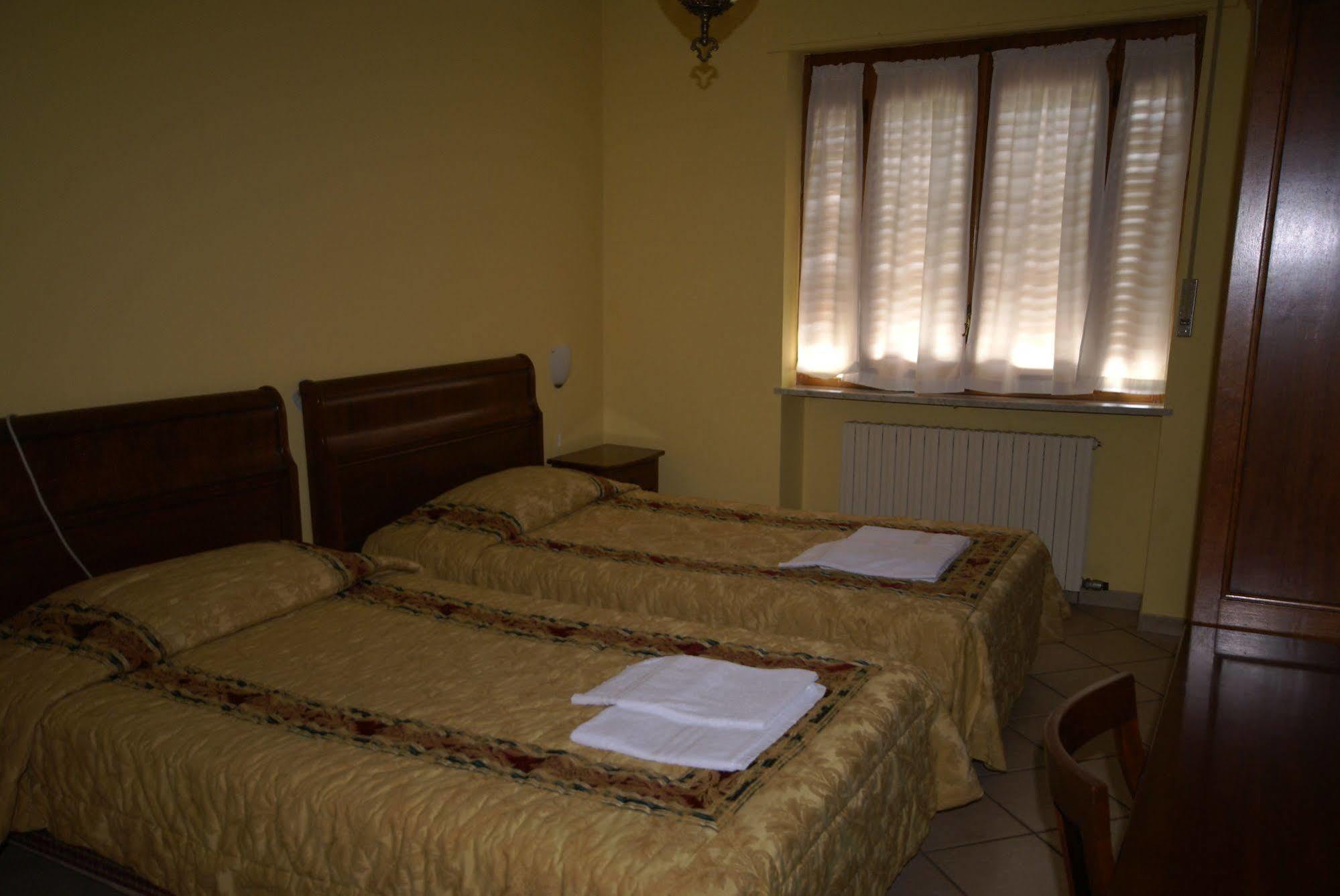 Hotel Londra Acceglio Buitenkant foto